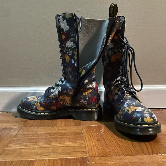 Dr. Martens flowers boots, women’s size 6 US flower print. Original. - Picture 2 of 11